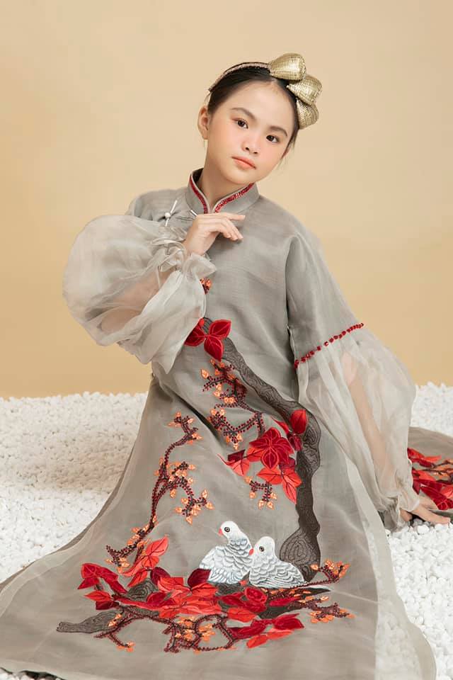 Vũ Việt Hà làm áo dài chất liệu tơ sen